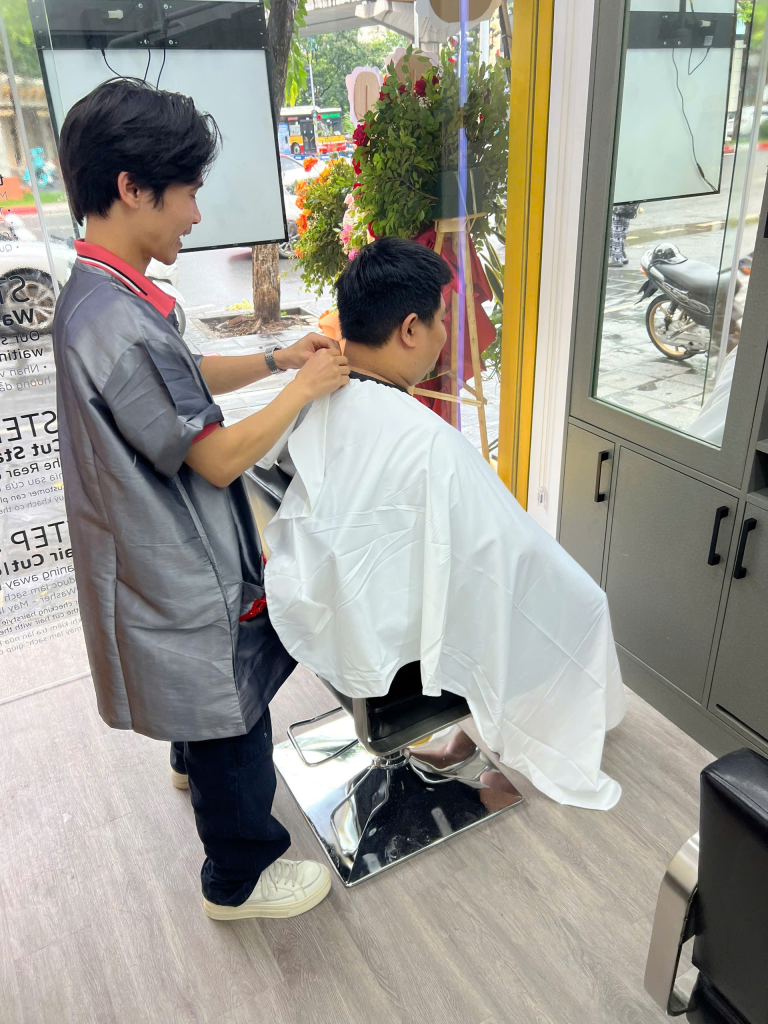 Thợ cắt tóc phục vụ khách tại The Cut Station Trần Thái Tông, Cầu Giấy, Hà Nội