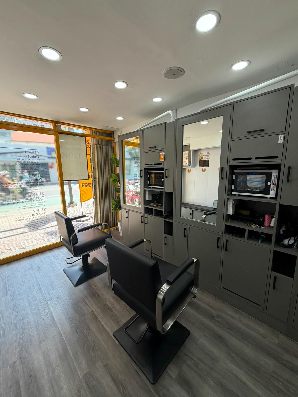 Lối vào và khu vực làm tóc của The Cut Station 179C