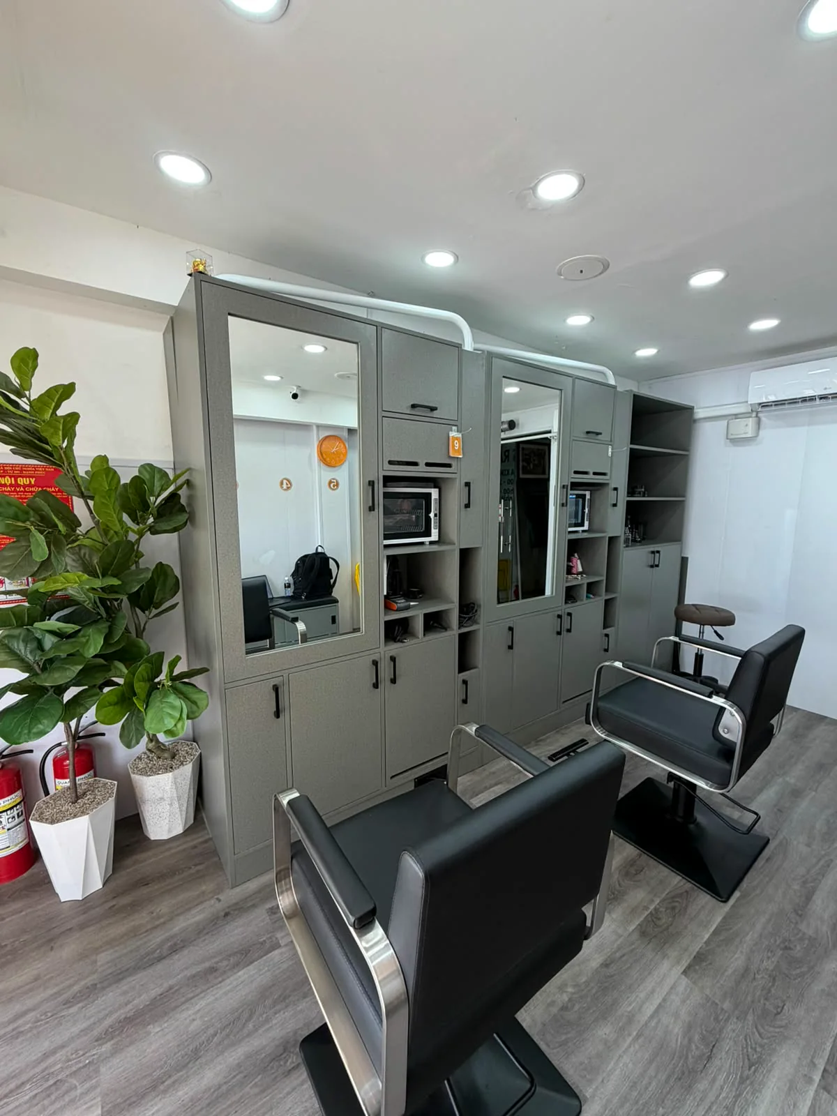 Ghế cắt tóc và gương tại The Cut Station 179C