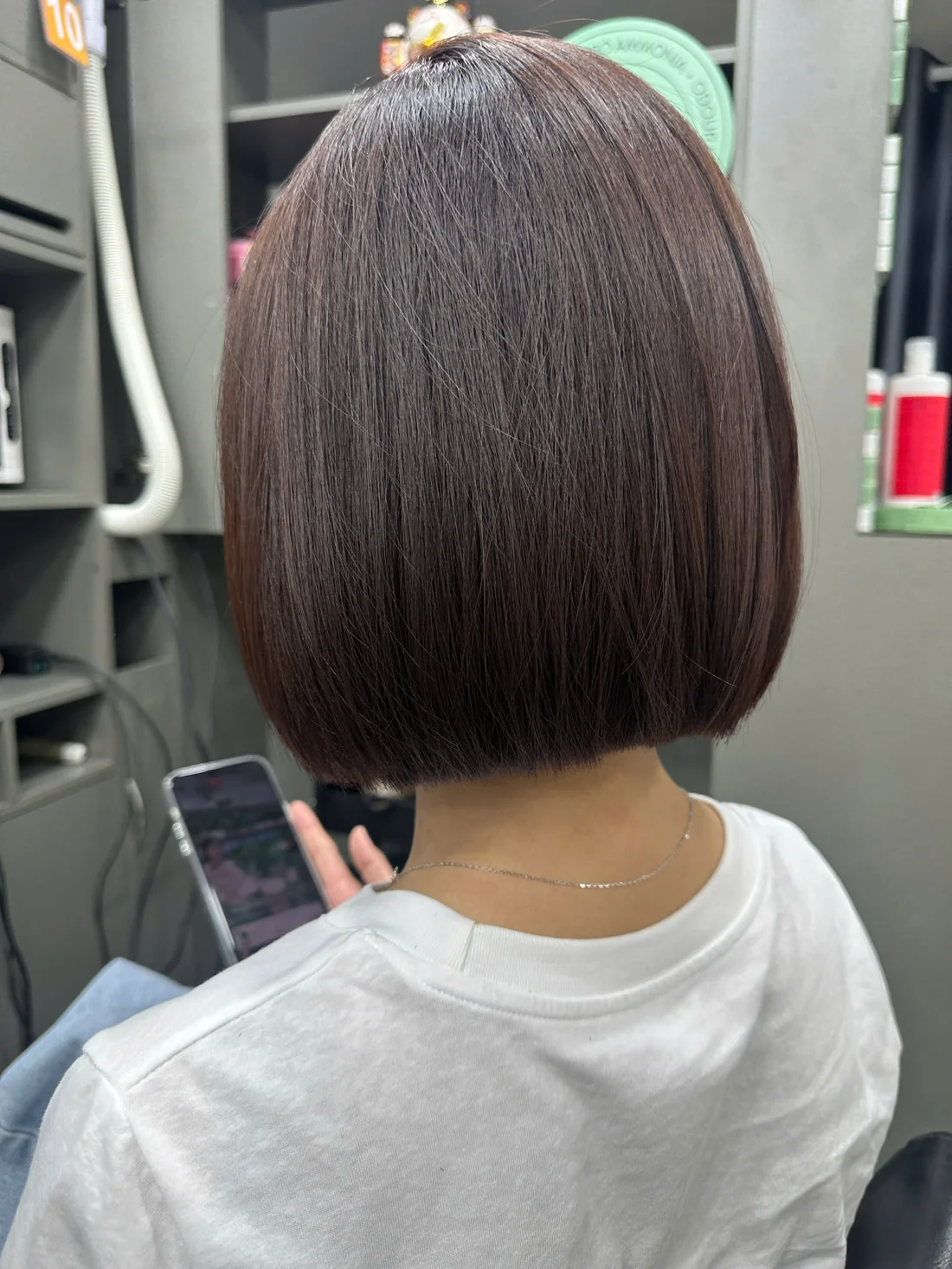 Tóc nữ bob thẳng gọn nhìn từ phía sau