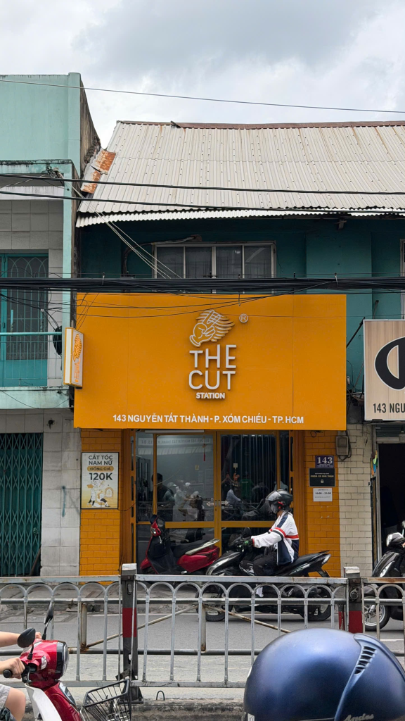 Mặt tiền The Cut Station 143 Nguyễn Tất Thành nhìn từ phía đối diện đường.