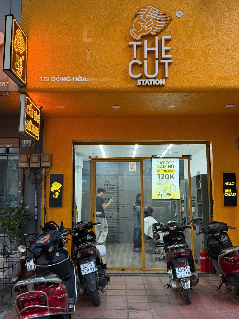 Mặt tiền màu vàng và lối vào The Cut Station tại 172 Cộng Hòa.