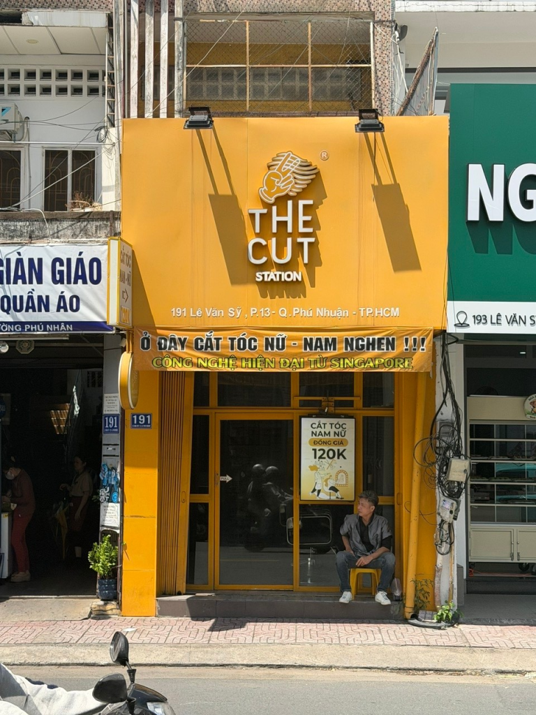 Mặt tiền màu vàng và cửa vào The Cut Station 191 Lê Văn Sỹ.