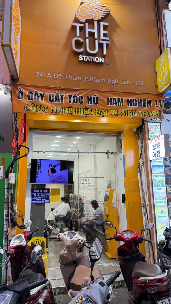 Lối vào The Cut Station 241A Đề Thám với biển hiệu màu vàng.