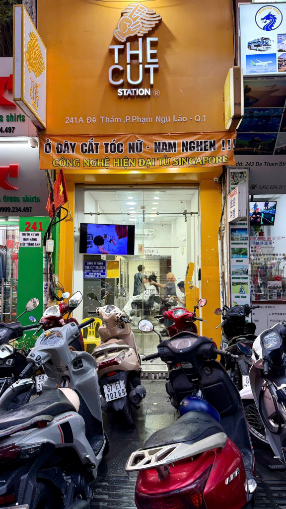 Toàn cảnh mặt tiền The Cut Station 241A Đề Thám nhìn từ đường phố.